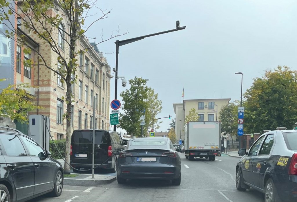 Tu ai avea tupeu? Un șofer a blocat o bandă pe Clinicilor ca să-și încarce mașina