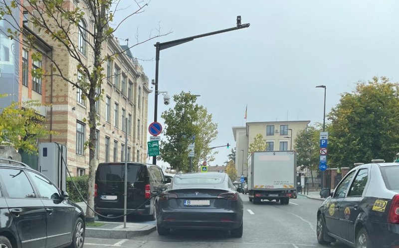 Tu ai avea tupeu? Un șofer a blocat o bandă pe Clinicilor ca să-și încarce mașina