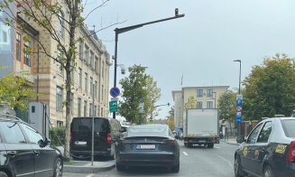 Tu ai avea tupeu? Un șofer a blocat o bandă pe Clinicilor ca să-și încarce mașina