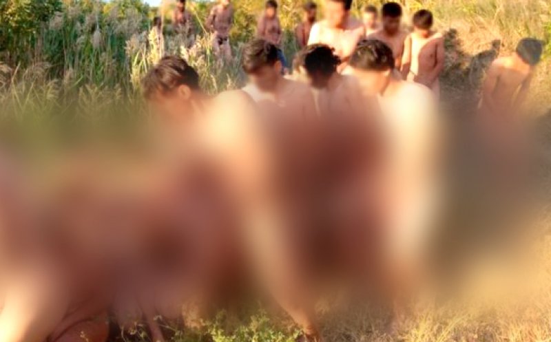 „Ruşine pentru civilizaţie”: Poliţiştii greci au găsit zeci de migranți în pielea goală la granița cu Turcia. Ankara acuză Atena că fabrică știri false