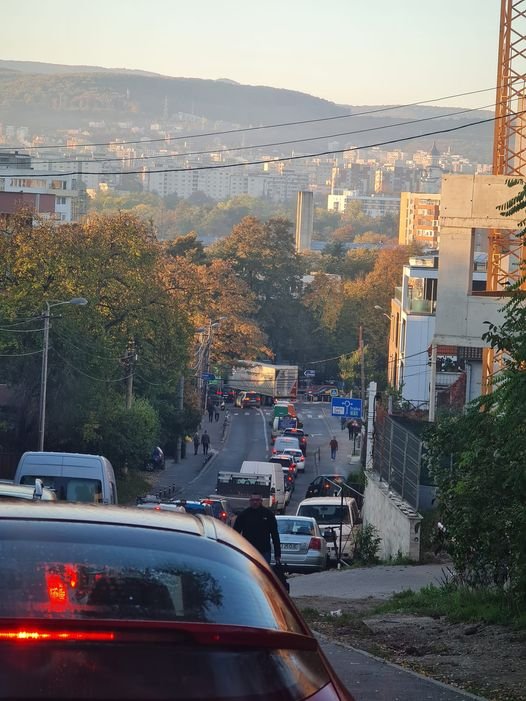 HAOS de dimineață pe Tăietura Turcului. Un TIR a rămas blocat în sensul giratoriu