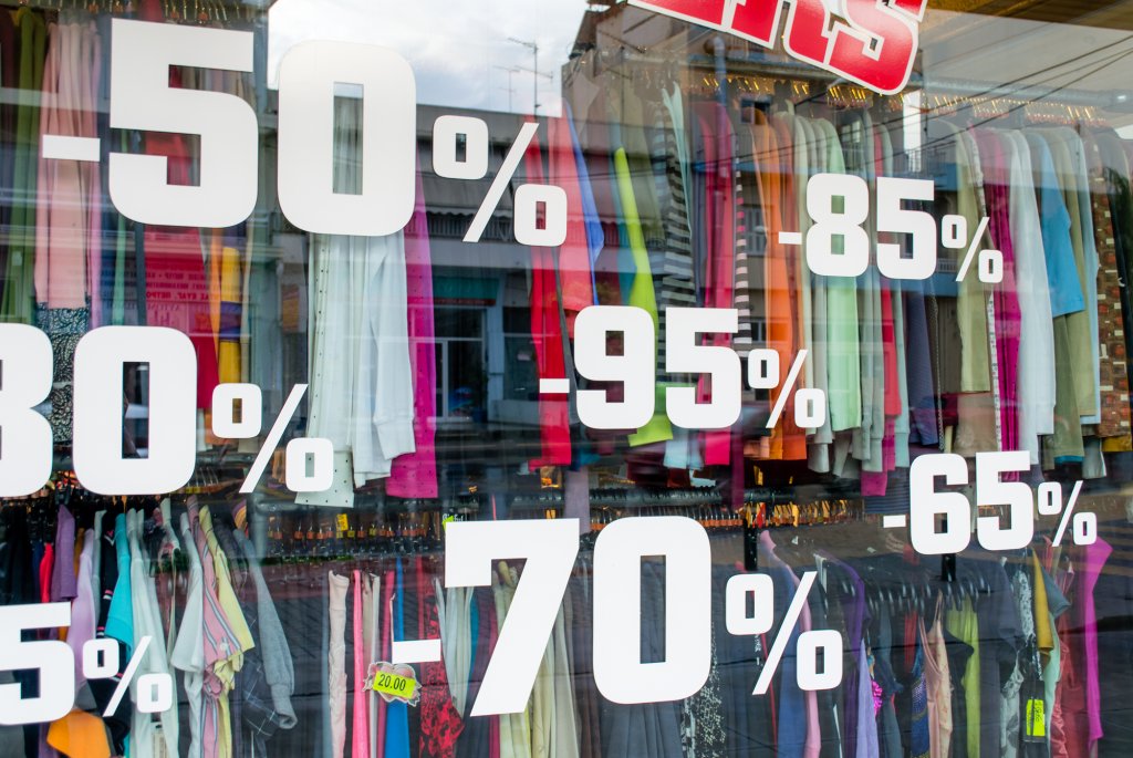 Pe timp de criză, românii caută magazinele de chilipiruri