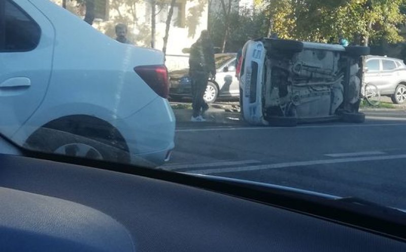 Mașină răsturnată pe Titulescu