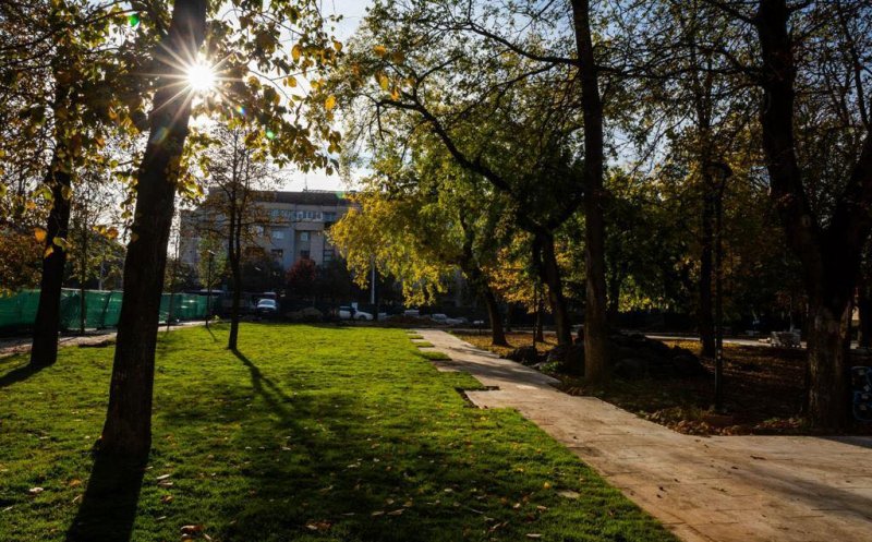 Emil Boc, pe şantierul parcului de la Teatru Național: "Lucrările sunt într-o ușoară întârziere, dar pot fi finalizate până la sfârșitul anului"