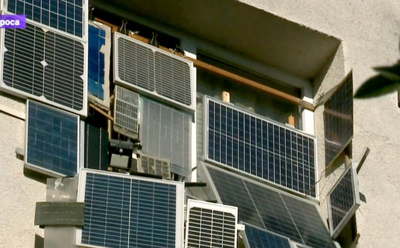 Un clujean și-a montat un ciorchine de panouri solare la geamul apartamentului. Arată oribil, dar nu încalcă legea