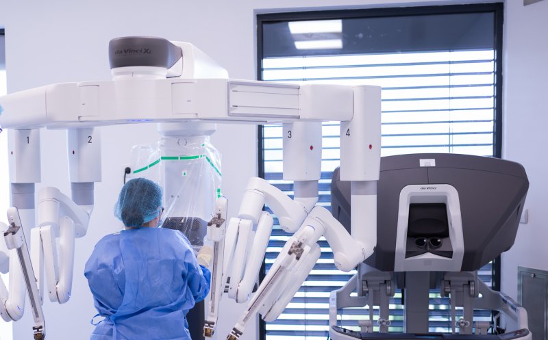 Robotul da Vinci, cel mai avansat robot chirurgical din lume, a ajuns la Spitalul Medicover Cluj