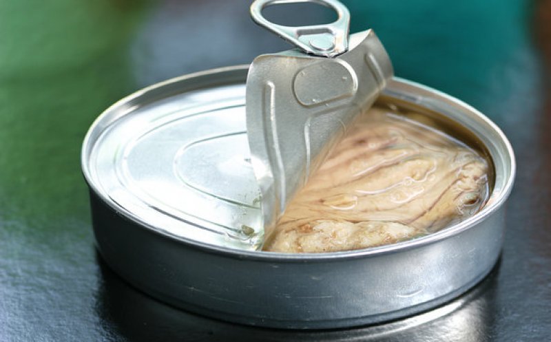 Conservele de pește din sortimentul consumat de femeia suspectă de botulism, retrase de la vânzare în Alba