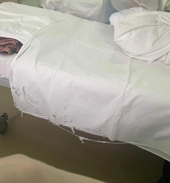 Încă un pat acoperit cu o zdreanță la Ginecologie 1 în Cluj-Napoca