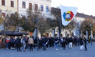 Suporterii Universității Cluj își fac încălzirea pentru derby în centrul orașului