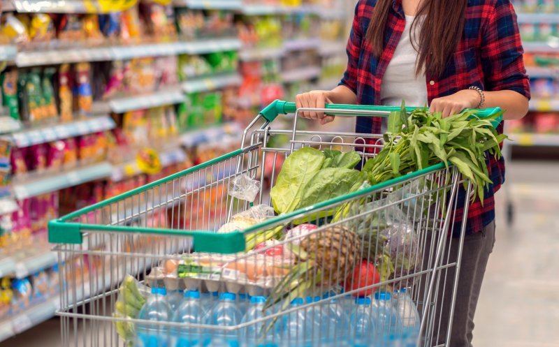 Analiză: 1 din 4 români merge zilnic la supermarket sau hypermarket