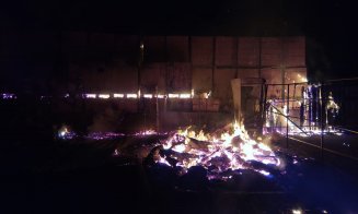Incendiu în toiul nopții în Luna de Sus. Pompierii s-au luptat cu focul mai bine de două ore