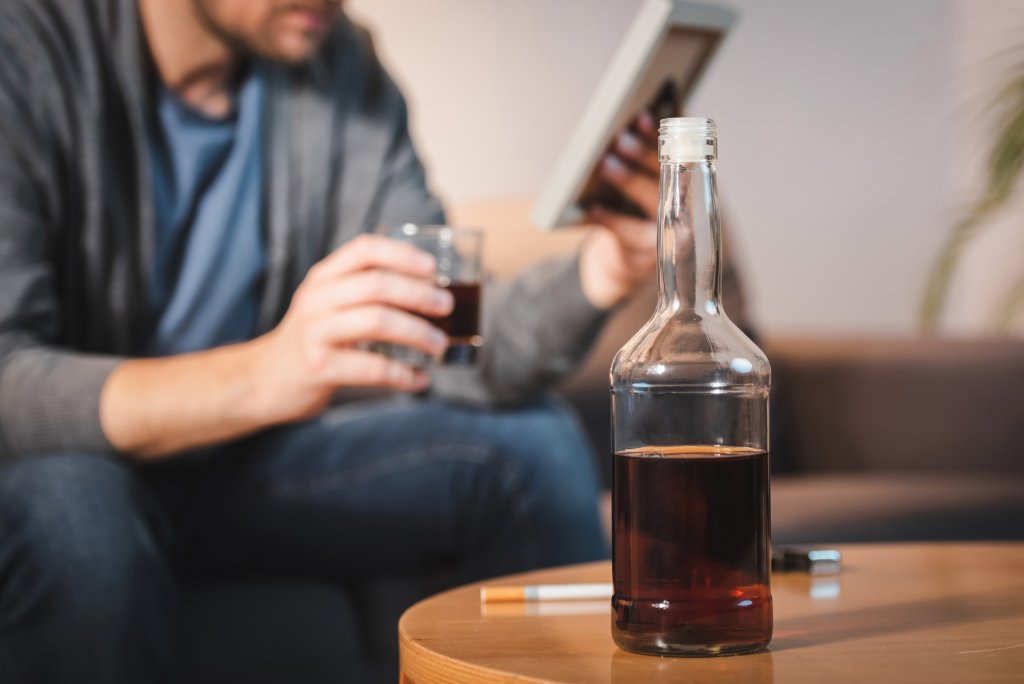 Băuturile vor fi mai scumpe în 2023 din cauza accizei la alcool și a inflației