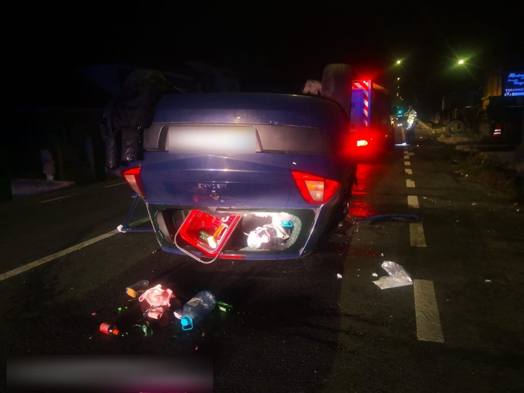 ACCIDENT în Cluj: A rupt stâlpul de curent, iar mașina a ajuns cu roțile în sus / Descarcerarea a extras o victimă, în stare inconștiență