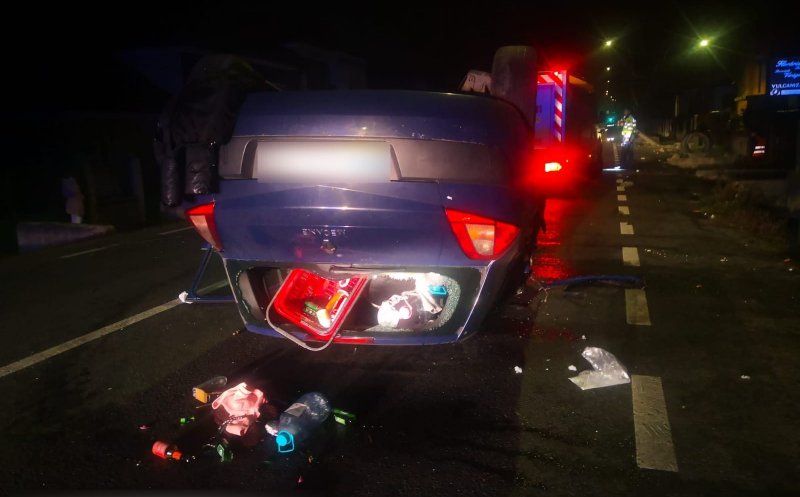 ACCIDENT în Cluj: A rupt stâlpul de curent, iar mașina a ajuns cu roțile în sus / Descarcerarea a extras o victimă, în stare inconștiență