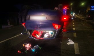 ACCIDENT în Cluj: A rupt stâlpul de curent, iar mașina a ajuns cu roțile în sus / Descarcerarea a extras o victimă, în stare inconștiență