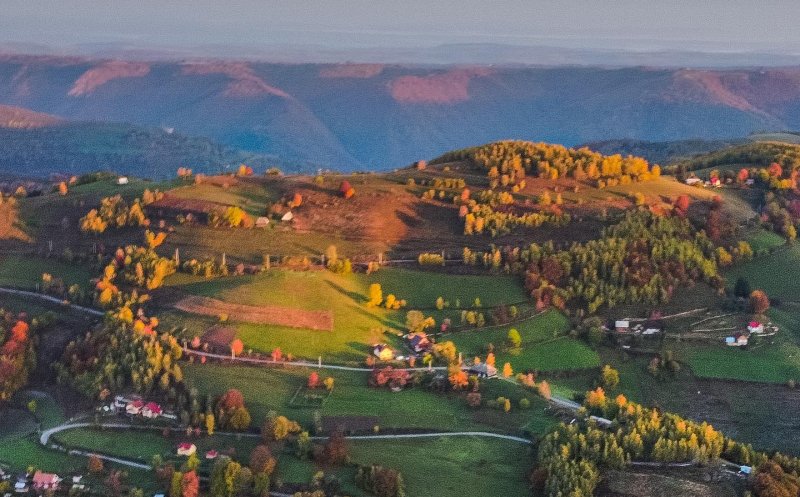 Comuna din Cluj binecuvântată cu peisaje de poveste. Feerie de toamnă în Apuseni