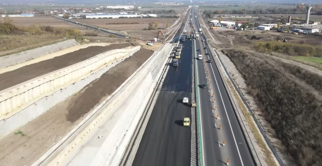 Se toarnă ultimul strat de asfalt pe lotul 2 al autostrăzii A10 Sebeș-Turda