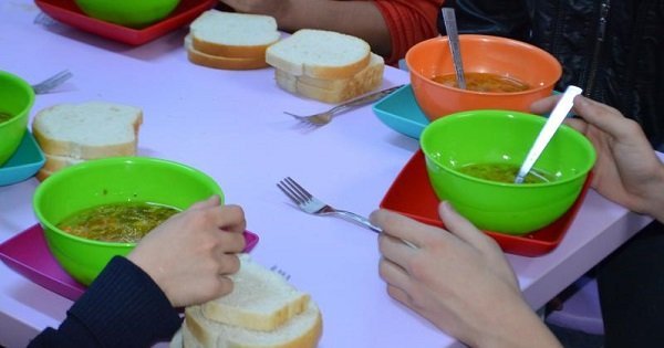 Mai multe şcoli incluse în programul "Masă caldă". Deca: Încă 38.000 de elevi vor beneficia zilnic de masă caldă