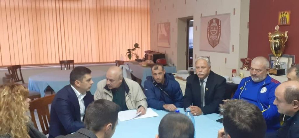 Vasu, DEMISIA! Explicațiile președintelui CS U Cluj după ce a fost fotografiat lângă stema CFR-ului: "Poza este făcută într-o locație a Direcției Județene pentru Sport"