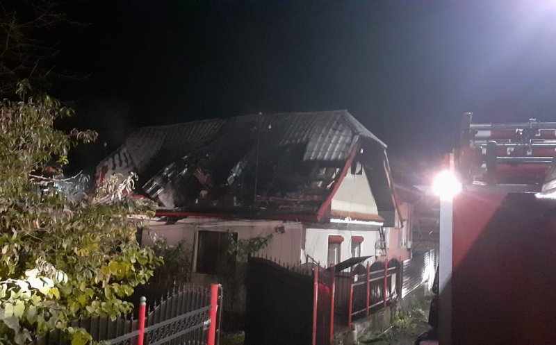 Pompierii s-au luptat 3 ore cu flăcările la Gilău. O femeie a ajuns la spital