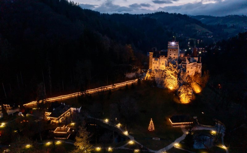 Castelul Bran s-a închis pentru public! Încep pregătirile pentru petrecere/ Ce meniu au la cină invitații lui Elon Musk