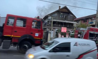 INCENDIU în Cluj-Napoca: Arde acoperişul unei case. Intervin pompierii