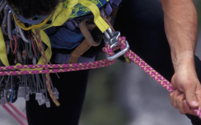 Alpinist rămas blocat pe fațada unei clădiri în Mărăști. Intervin pompierii