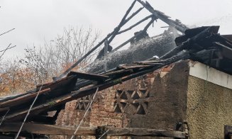 FOC într-o gospodărie din Cluj. Au intervenit trei autospeciale de stins incendii și un echipaj SMURD