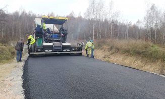 Asfalt pe un important drum județean din Cluj. Când va fi gata