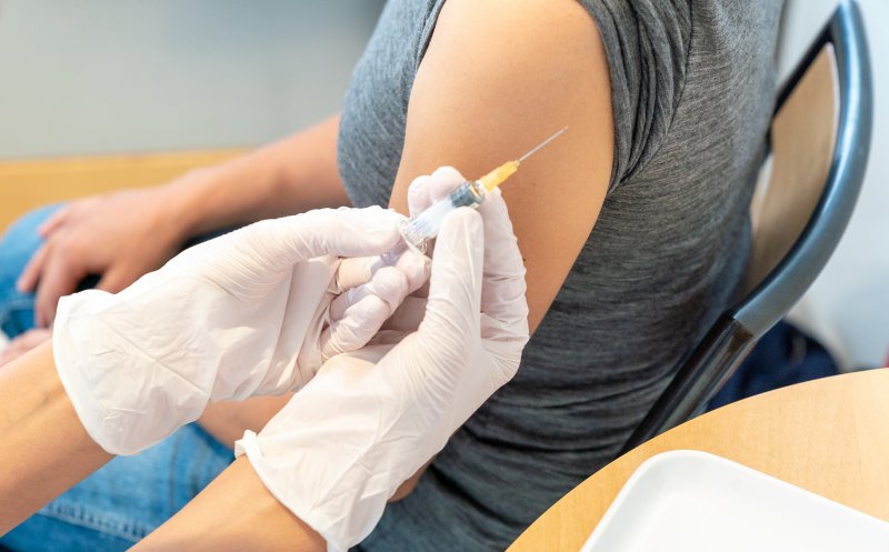1.100.000 de persoane s-au vaccinat antigripal. Rafila: Mai sunt circa 400.000 de doze. Dacă vor exista cereri, suplimentăm