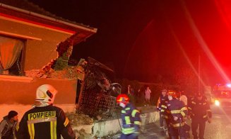 A MURIT şoferul care s-a înfipt cu maşina într-o casă. NU deținea permis de conducere