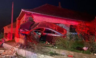 A MURIT şoferul care s-a înfipt cu maşina într-o casă. NU deținea permis de conducere