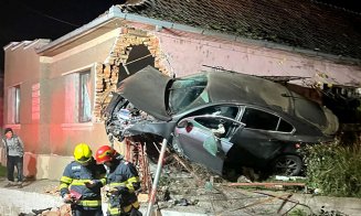 A MURIT şoferul care s-a înfipt cu maşina într-o casă. NU deținea permis de conducere