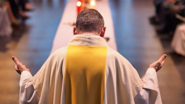 Cutremur în Biserică: 11 actuali sau foşti episcopi, puşi sub acuzare în Franța pentru violenţe sexuale