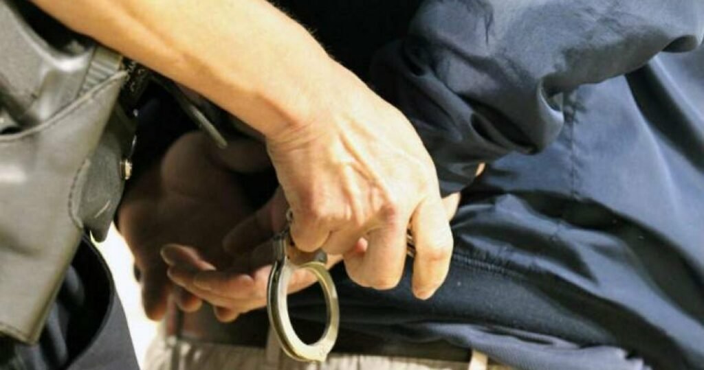 Săltați de polițiștii clujeni pentru FURT calificat și TÂLHĂRIE. Unul dintre infractori are doar 18 ani