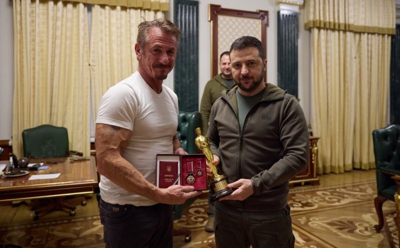 Sean Penn i-a dat Oscarul său lui Zelenski