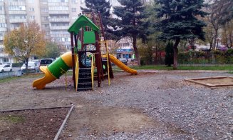 Bunicii din Mănăştur s-au săturat să stea DREPŢI şi vor băncile înapoi. Parcul de pe Islazului "jefuit" de locurile de repaus