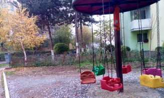 Bunicii din Mănăştur s-au săturat să stea DREPŢI şi vor băncile înapoi. Parcul de pe Islazului "jefuit" de locurile de repaus