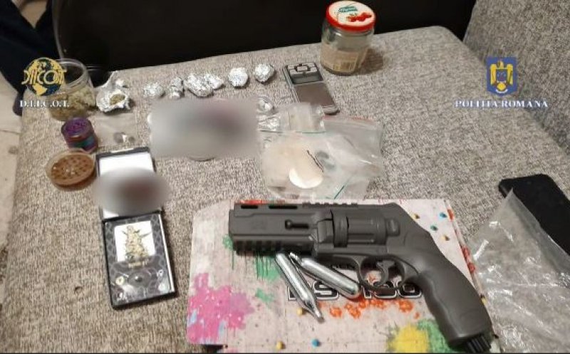 Percheziții cu "mascaţii" în Cluj la traficanţii de droguri. Zeci de persoane audiate și trei reținute/ A fost ridicat și un pistol