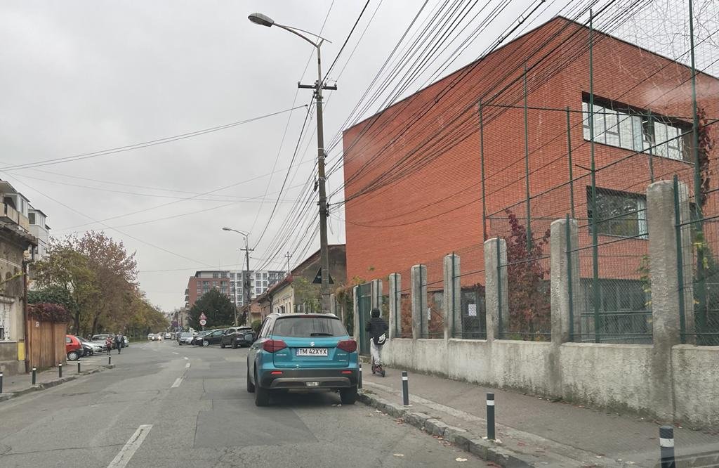 Încurca circulația auto de zile, pe o stradă cu școală. Poliția Locală nu a putut face nimic