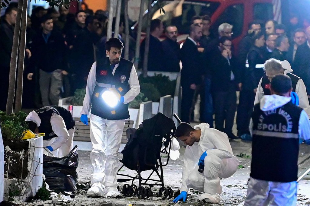 6 morți și 81 de răniți în atacul terorist din Istanbul. O femeie ar fi lăsat un pachet cu o bombă pe o stradă aglomerată