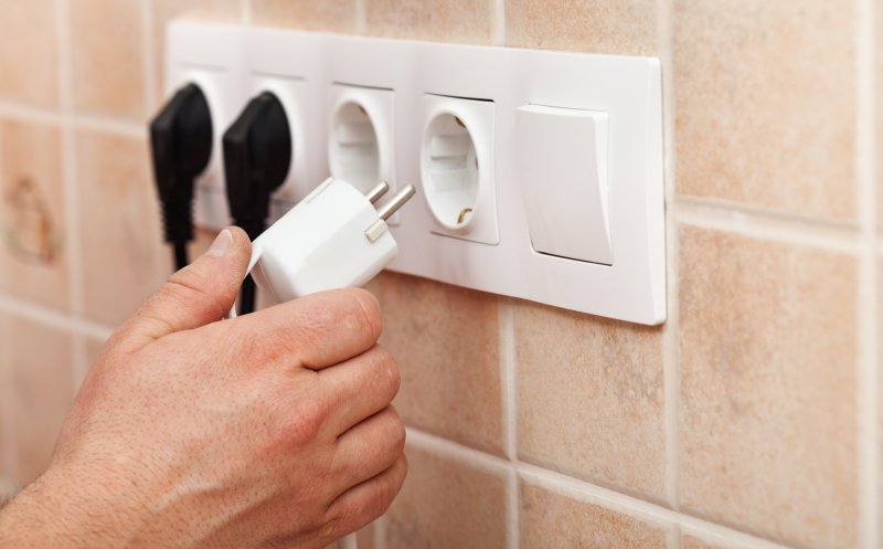 Spaima facturilor mari îi face pe români mai economi? Oamenii consumă mai puțin curent față de anul trecut