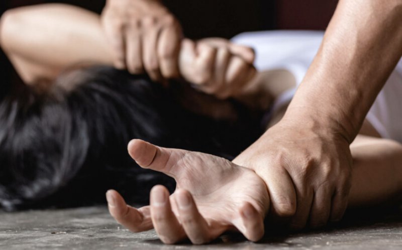 Un poliţist din Cluj, reţinut după ce a violat o tânără în timpul unei petreceri. Iubitul nu a auzit-o ţipând din cauza muzicii