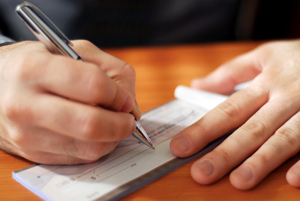 A găsit un cec de 4,6 milioane de euro într-o gară. Ce recompensă i-a oferit compania care trebuia să încaseze banii?