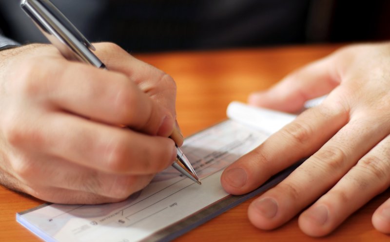 A găsit un cec de 4,6 milioane de euro într-o gară. Ce recompensă i-a oferit compania care trebuia să încaseze banii?