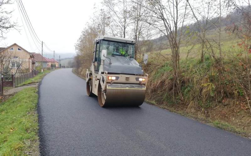 A început asfaltarea unui nou drum județean din Cluj