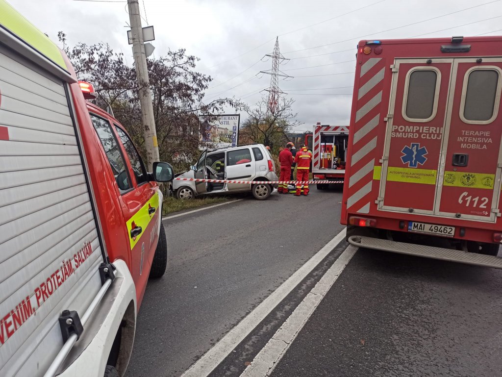 Ziua de Cluj | Accident pe Calea Turzii. O mașină a intrat într-un stâlp