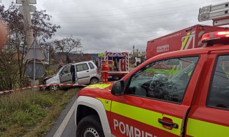 Accident pe Calea Turzii. O mașină a intrat într-un stâlp
