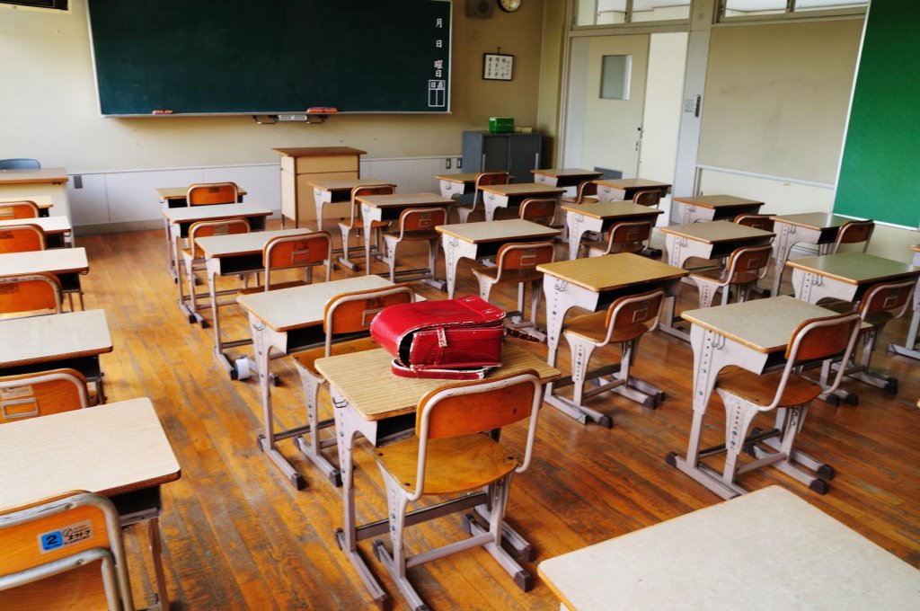 Ziua Internaţională a Drepturilor Copilului. SONDAJ:  21% dintre elevi spun că petrec până la patru ore pe zi pentru teme