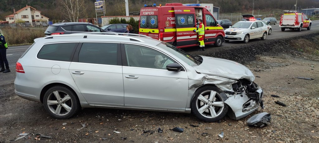 Accident în Jucu. Doua mașini s-au lovit. Un bărbat și o femeie, transportați la spital. Unul din șoferi a intrat pe contrasens pentru a evita alt impact